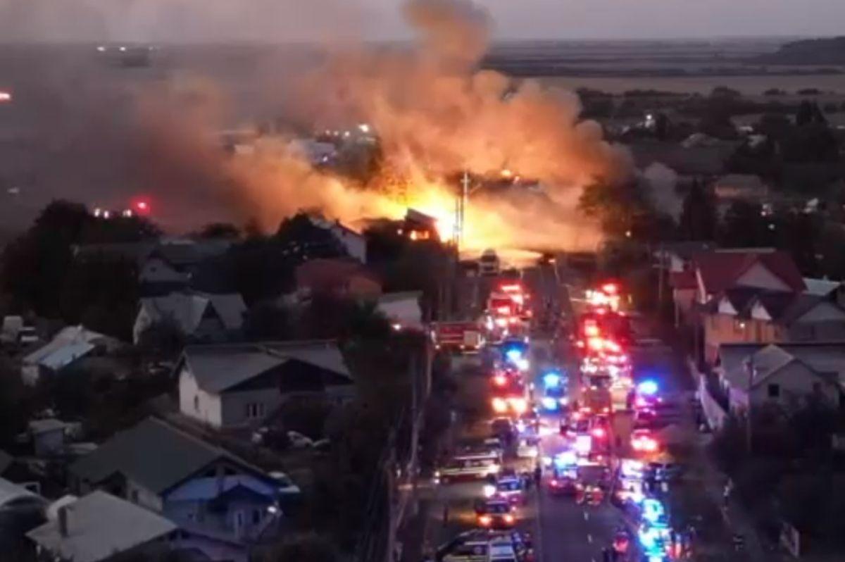 Explozii puternice și incendiu în Crevedia » Ministrul Alexandru Rafila confirmă informațiile dramatice: „Există și decese” + prima reacție a președintelui Iohannis