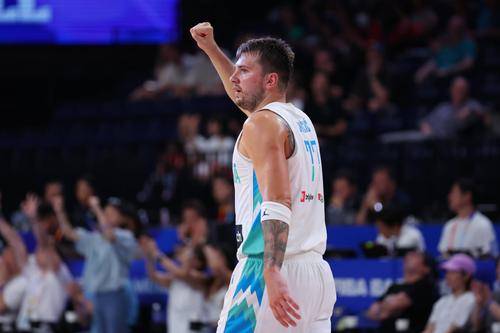 Luca Doncic (24 de ani) a avut o prestație excepțională în primul meci de la Campionatul Mondial de baschet masculin, victoria Sloveniei în fața Venezuelei, scor 100-85.