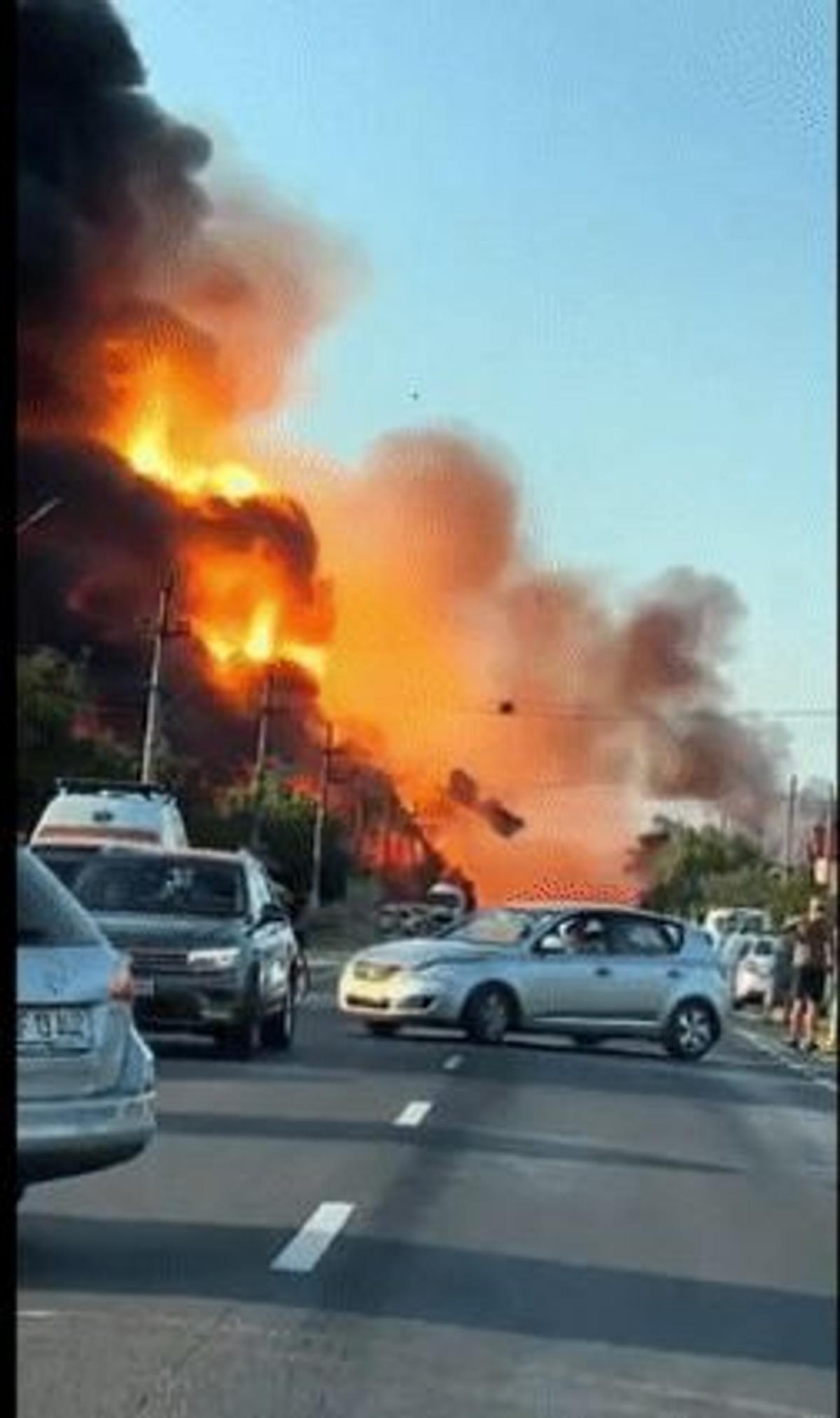 Explozii puternice urmate de incendiu la Crevedia, în Dâmbovița / FOTO: Capturi @TVR