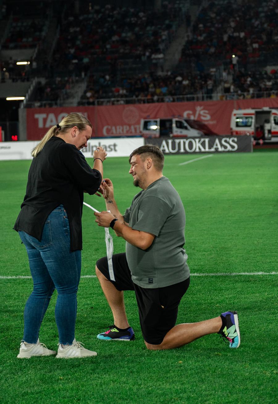Ana i-a spus ”DA” lui Alex pe arena sibiană / Foto: facebook Hermannstadt 10 lucruri nevăzute la TV de la Hermannstadt – FCSB » „Sunt în doliu” + Gestul incredibil al cuplului Chiricheș - Ngezana