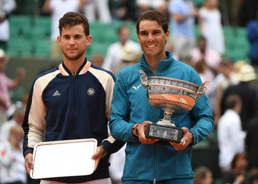 Dominic Thiem și Rafael Nadal după finala de la Roland Garros 2018 Foto: Imago Rafael Nadal se retrage din tenis! Anunț oficial făcut de spaniol: „Vreau să le mulțumesc tuturor, în special rivalilor mei” + Lacrimi în video oficial de retragere