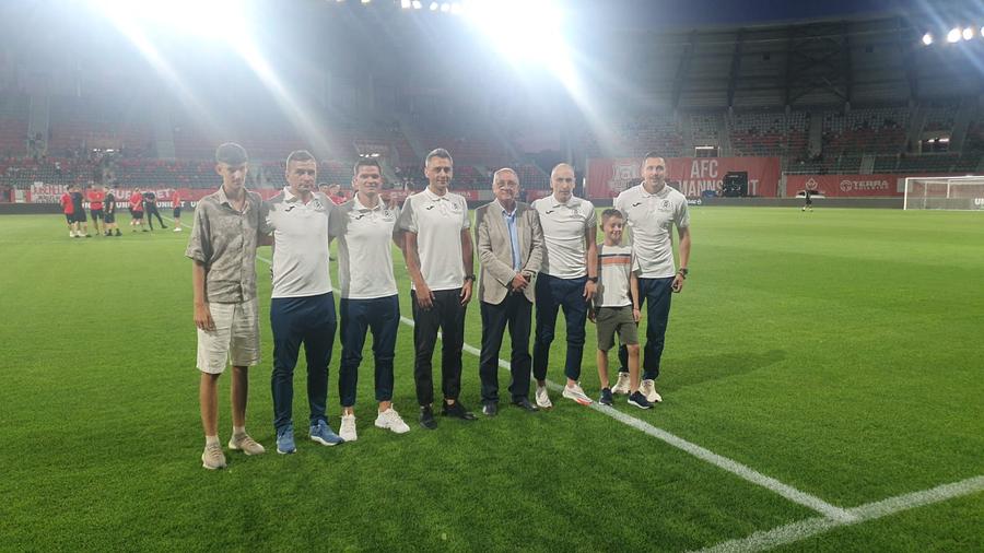 Aron Huzu, brigada de arbitri și cei doi nepoți / Foto: Justin Gafiuc 10 lucruri nevăzute la TV de la Hermannstadt – FCSB » „Sunt în doliu” + Gestul incredibil al cuplului Chiricheș - Ngezana