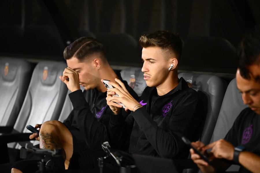 Miculescu și Tavi Popescu și-au omorât timpul navigând pe telefoane 10 lucruri nevăzute la TV de la Hermannstadt – FCSB » „Sunt în doliu” + Gestul incredibil al cuplului Chiricheș - Ngezana