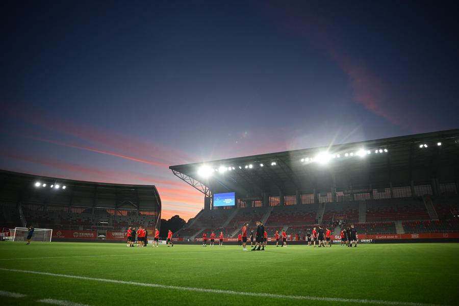 FCSB ”înțepată” de fani din cauza treningurilor negre 10 lucruri nevăzute la TV de la Hermannstadt – FCSB » „Sunt în doliu” + Gestul incredibil al cuplului Chiricheș - Ngezana
