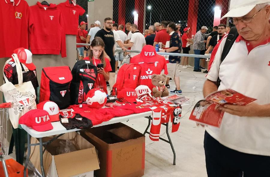 Fanii și-au putut achiziționa produse ale favoriților la tribuna I / FOTO: Bogdan Cioara UTA - Farul, final dramatic la Arad: „marinarii” egalează în prelungiri și salvează un punct » Cronica