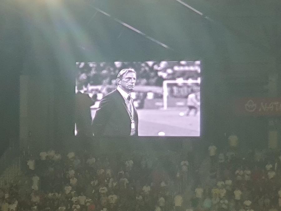Chipul lui Daum a apărut pe tabela de la Sibiu în momentul de reculegere / Foto: Justin Gafiuc 10 lucruri nevăzute la TV de la Hermannstadt – FCSB » „Sunt în doliu” + Gestul incredibil al cuplului Chiricheș - Ngezana