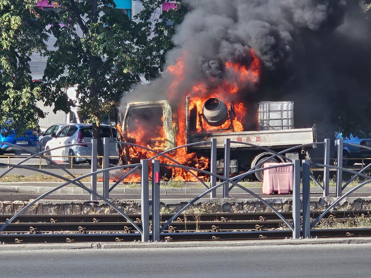 O mașină a luat foc lângă stadionul Ghencea
