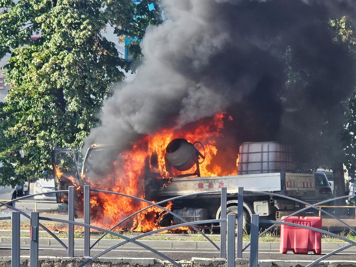 O mașină a luat foc lângă stadionul Ghencea