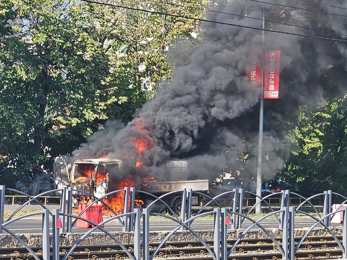 O mașină a luat foc lângă stadionul Ghencea