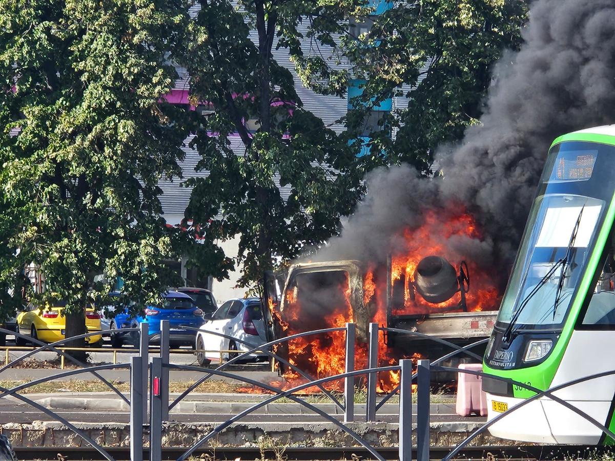 Alertă în Ghencea: înainte de Steaua - UTA, o mașină a luat foc peste drum de stadion!