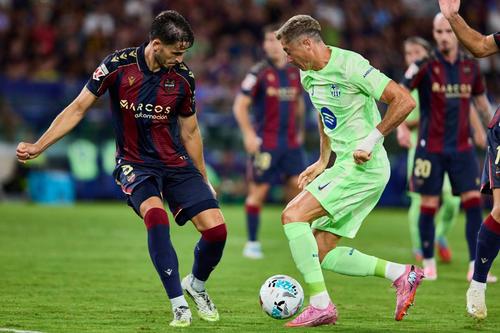Contra lui Levante, Barcelona a folosit tot echipamentul verde din sezonul trecut / Foto: Imago