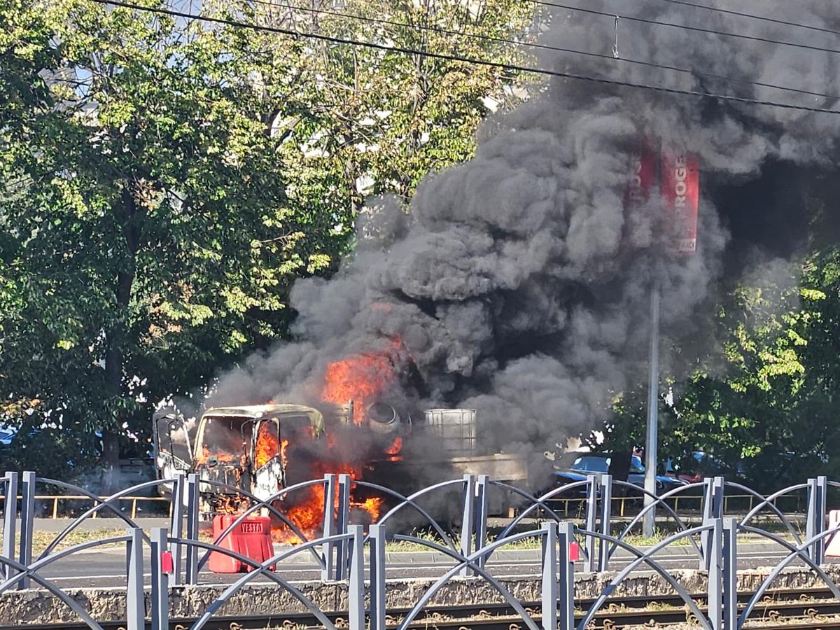 O mașină a luat foc lângă stadionul Ghencea