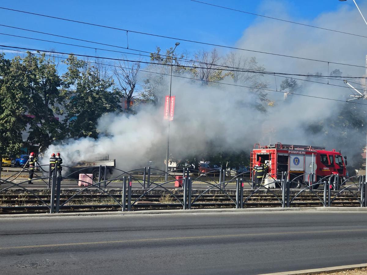 Alertă în Ghencea: înainte de Steaua - UTA, o mașină a luat foc peste drum de stadion!