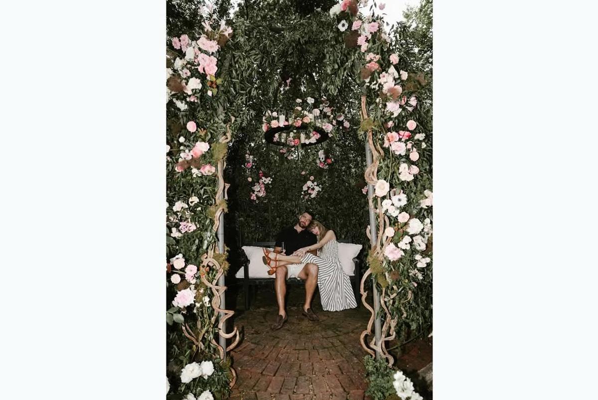 Taylor Swift și Travis Kelce s-au logodit