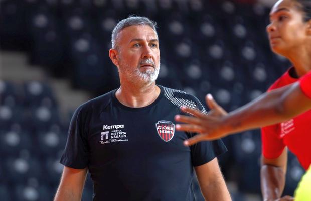 Antrenorul Gloriei Bistrița, spaniolul Carlos Viver: „Aici am cele mai bune condiții de când antrenez în handbal!”