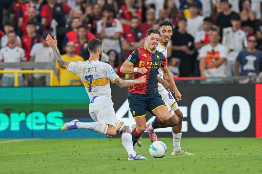 Vitinha (dreapta), în duel cu Tete Morente, în Genoa - Lecce 0-0 / Foto: Imago PSV Eindhoven e interesată de fotbalistul lui Dan Șucu