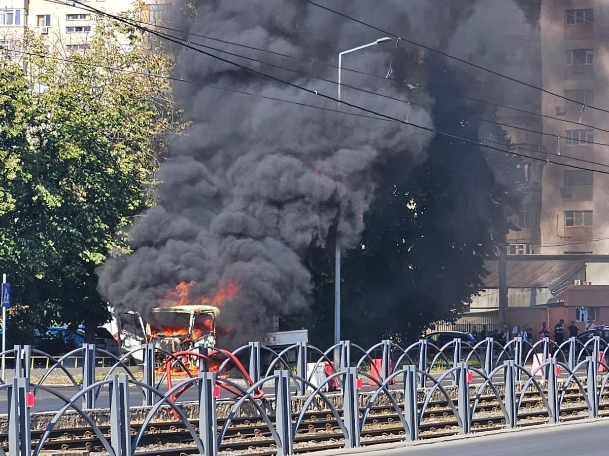 O mașină a luat foc lângă stadionul Ghencea