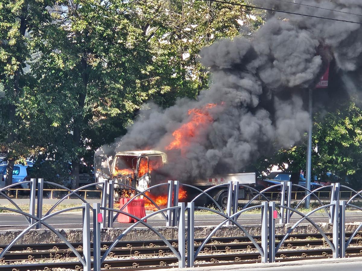 O mașină a luat foc lângă stadionul Ghencea