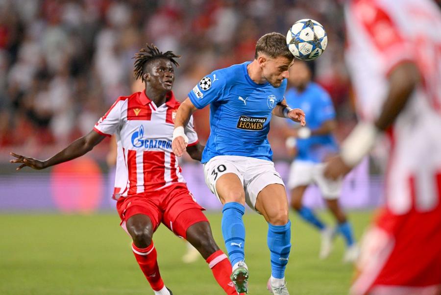 Vlad Dragomir (dreapta), la o repriză de calificarea în Liga Campionilor. FOTO: Imago Images Secretele lui Pafos » Cum a reușit să pătrundă în grupa de Liga Campionilor micuțul club fondat în urmă cu 11 ani: pariul rușilor