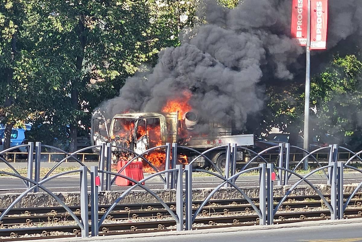 Alertă în Ghencea: înainte de Steaua - UTA, o mașină a luat foc peste drum de stadion!