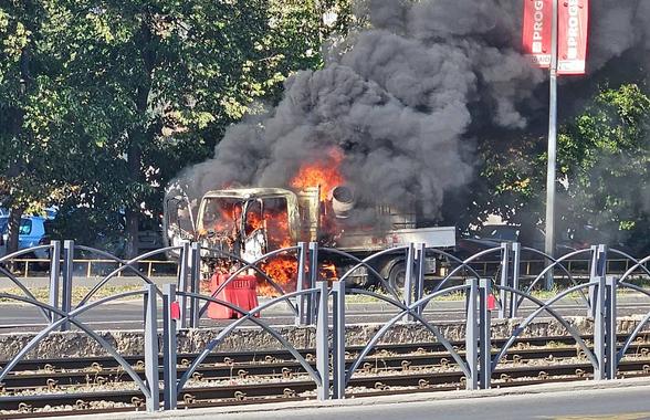 Alertă în Ghencea: înainte de Steaua - UTA, o mașină a luat foc peste drum de stadion!