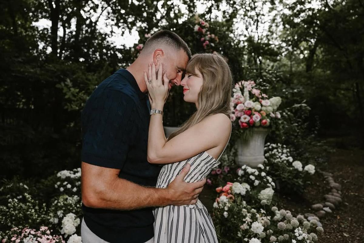 Taylor Swift și Travis Kelce s-au logodit