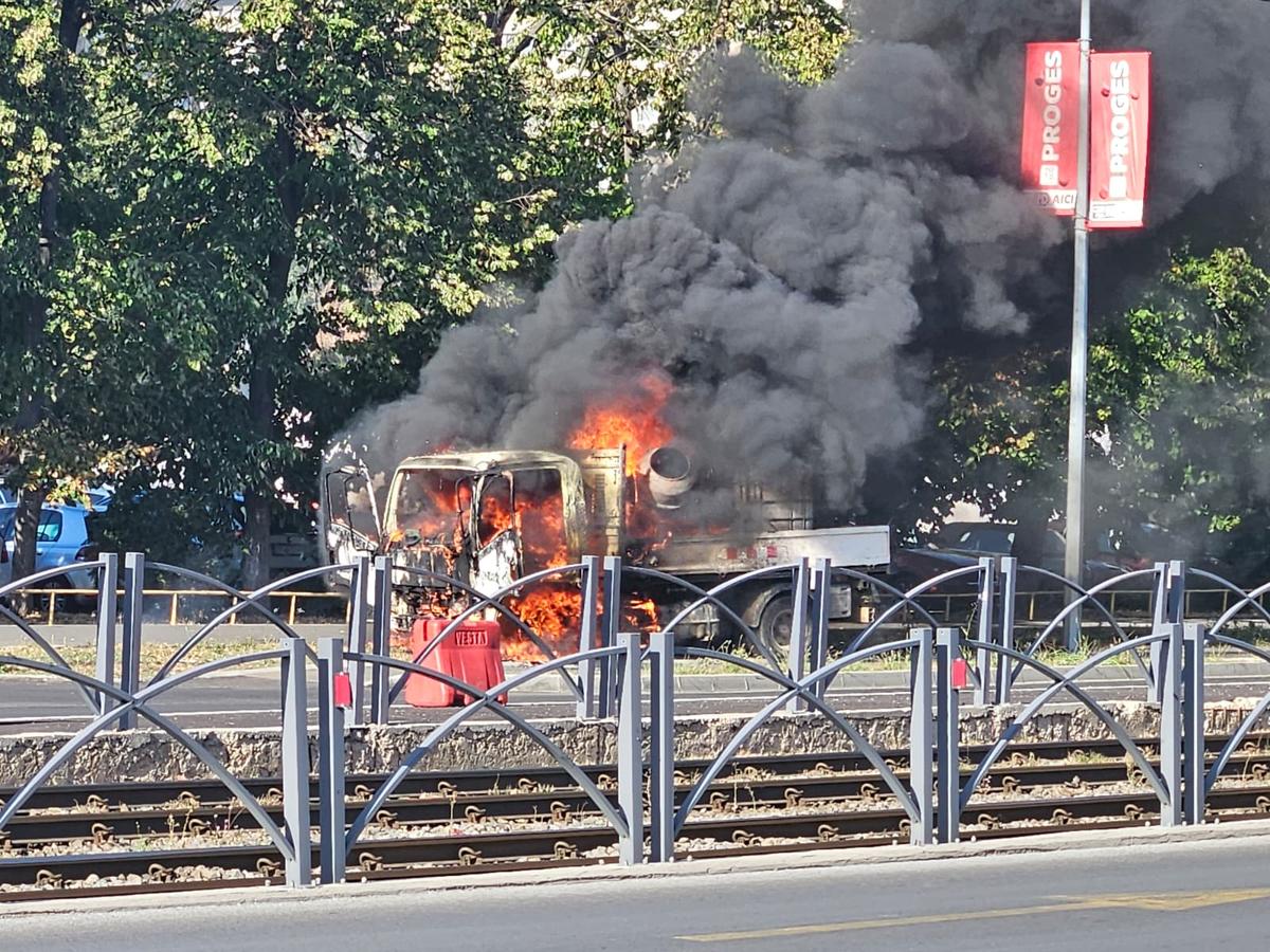 Alertă în Ghencea: înainte de Steaua - UTA, o mașină a luat foc peste drum de stadion!