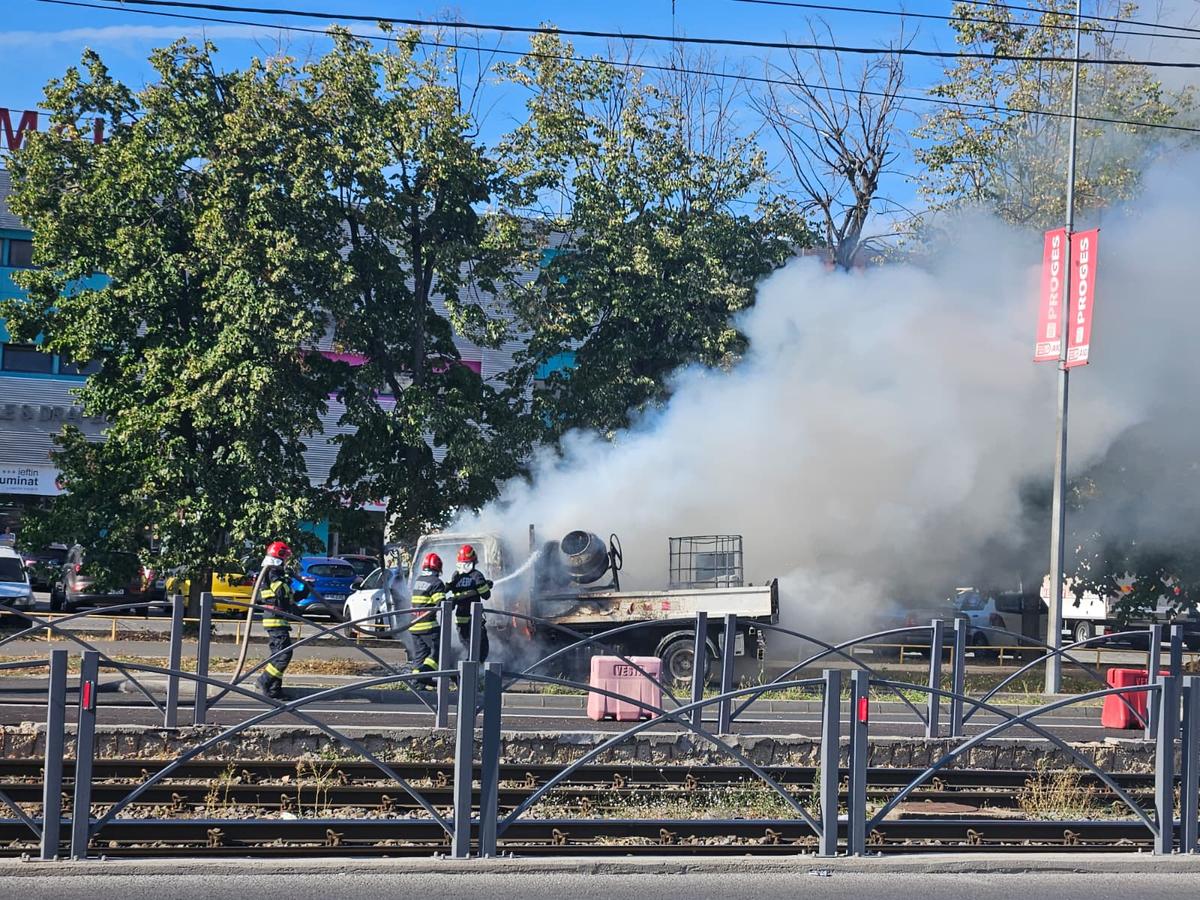 Alertă în Ghencea: înainte de Steaua - UTA, o mașină a luat foc peste drum de stadion!