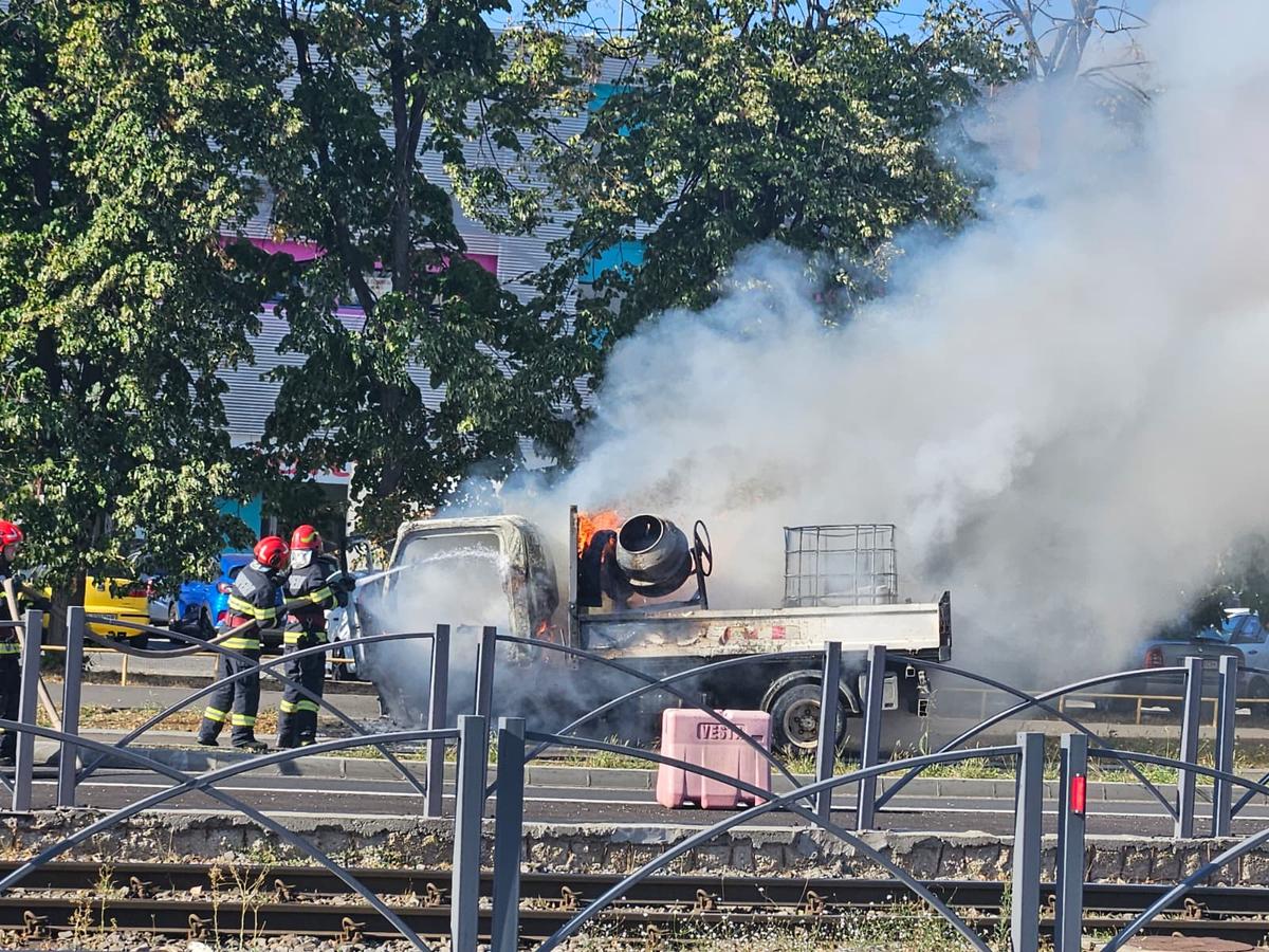 Alertă în Ghencea: înainte de Steaua - UTA, o mașină a luat foc peste drum de stadion!