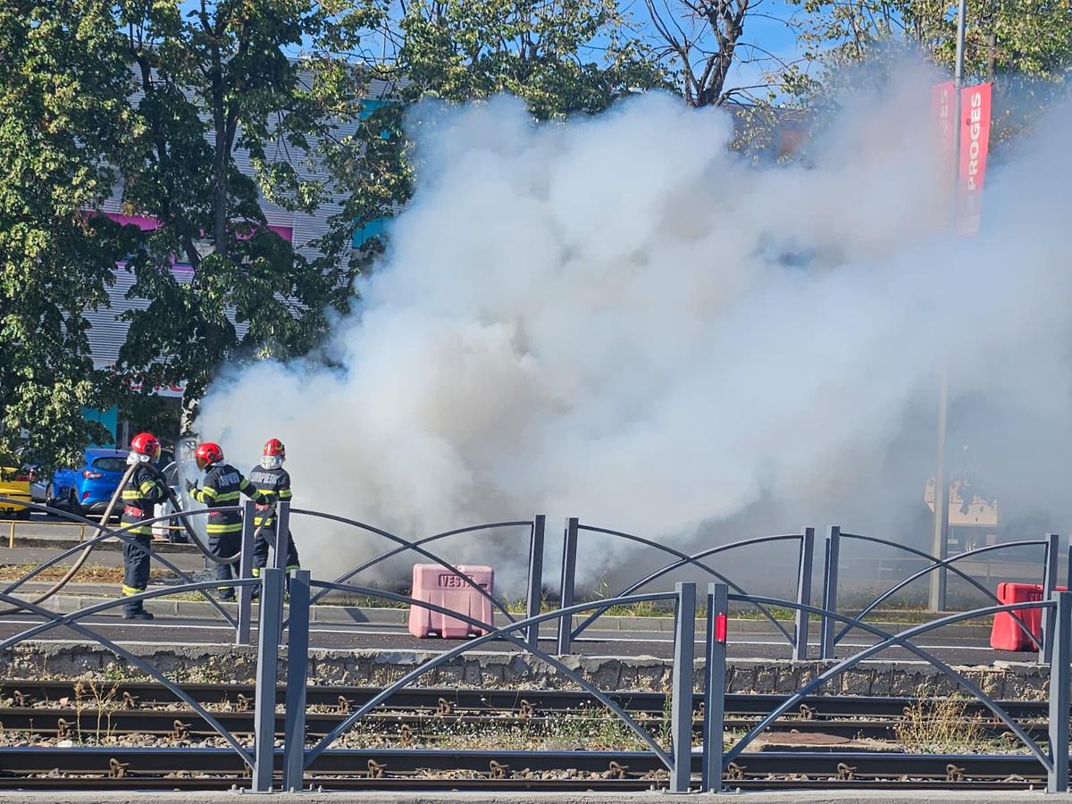 O mașină a luat foc lângă stadionul Ghencea