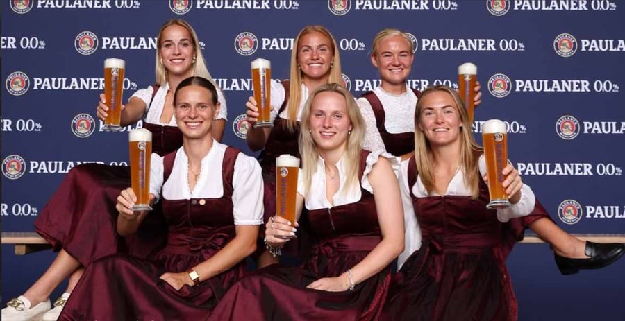 Poza de Oktoberfest a echipei feminine a lui Bayern Munchen / Foto: fcbayern.com Bayern a furat startul: s-a costumat deja pentru Oktoberfest » Reacția lui Michael Olise a atras atenția