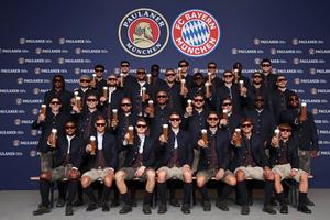 Bayern a furat startul: s-a costumat pentru Oktoberfest » Reacția lui Olise a atras atenția