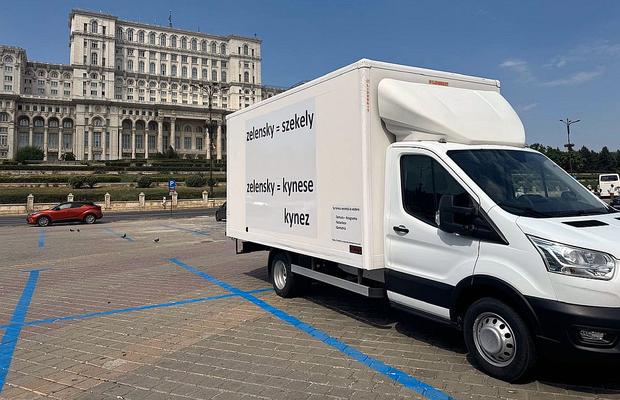 Angajatul lui FCSB și un fost patron de club, în spatele dubelor cu mesaje conspiraționiste din fața Palatului Parlamentului