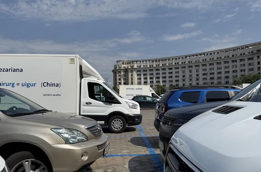 Unul dintre mesajele din piața Constituției / foto: snoop.ro Angajatul lui FCSB și un fost patron de club, în spatele dubelor cu mesaje conspiraționiste din fața Palatului Parlamentului