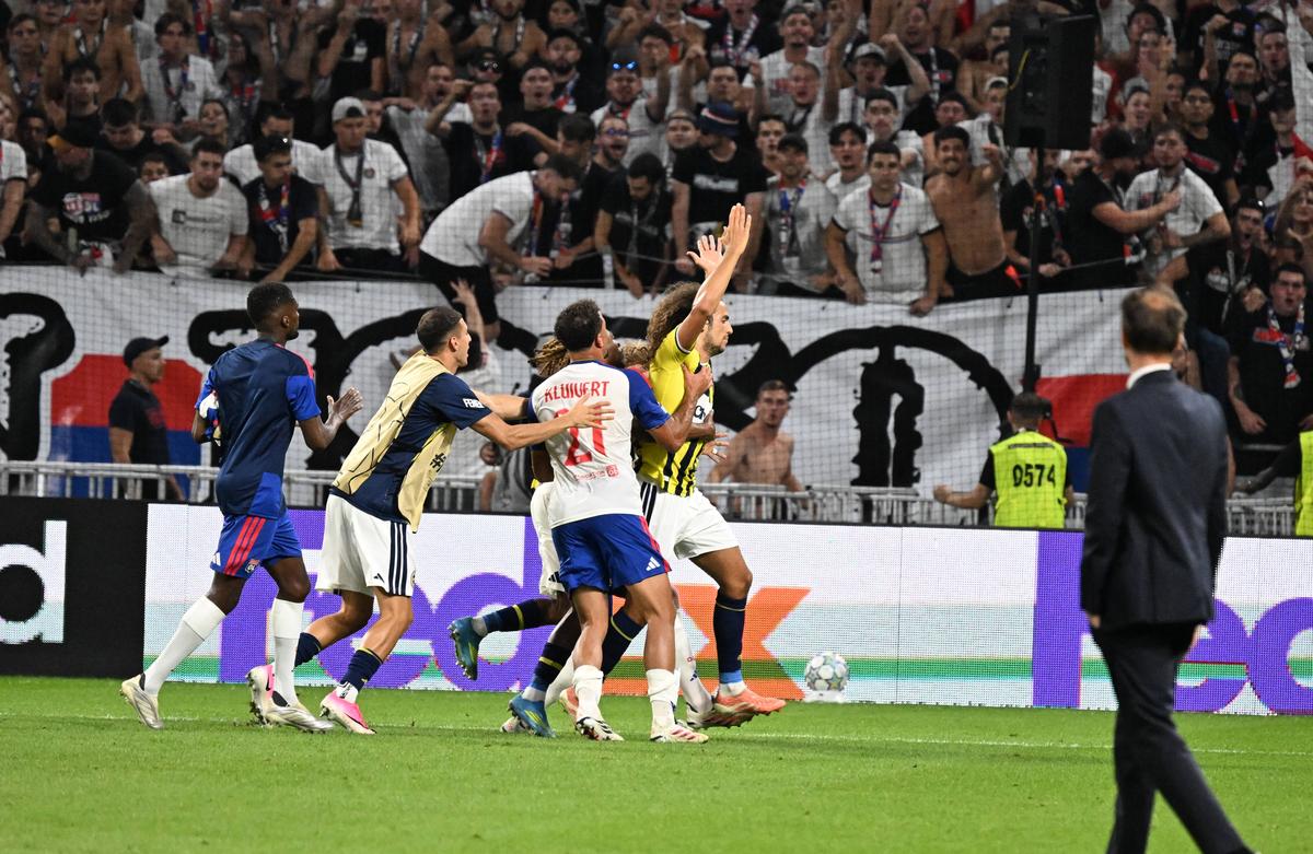 Scene scandaloase în Liga Campionilor » Guendouzi i-a provocat pe fani și a pornit o bătaie ca în filme