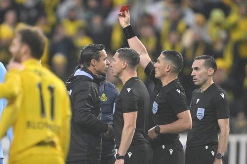 Arbitrul Istavn Kovacs, acordând aici un catonaș roșu la bancă în meciul Bodo/Glimt - Royal Union St. Gilloise din turul 3 preliminar al Ligii Campionilor / Foto: Imago
