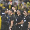 Arbitrul Istavn Kovacs, acordând aici un catonaș roșu la bancă în meciul Bodo/Glimt - Royal Union St. Gilloise din turul 3 preliminar al Ligii Campionilor / Foto: Imago