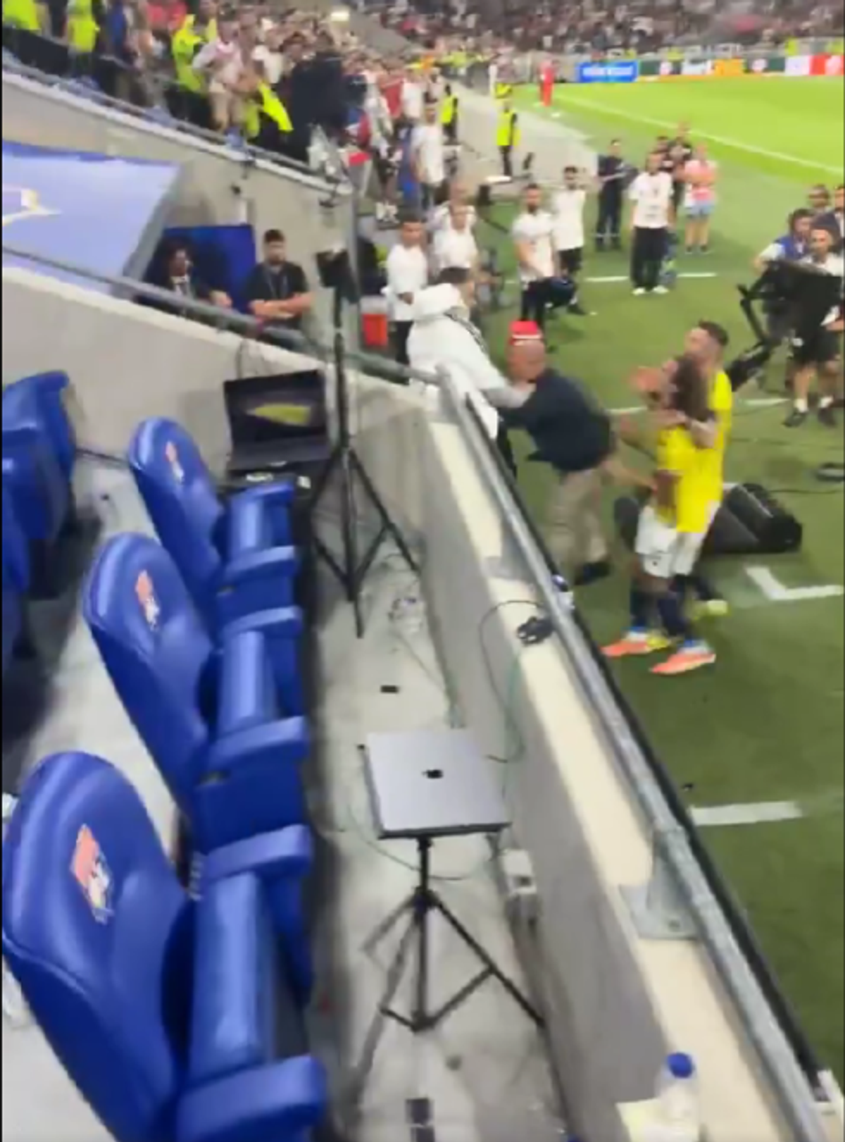 Scene scandaloase în Liga Campionilor » Guendouzi i-a provocat pe fani și a pornit o bătaie ca în filme