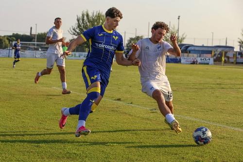 Ioan Vermeșan (în albastru), jucând pentru Verona // foto: Imago Images