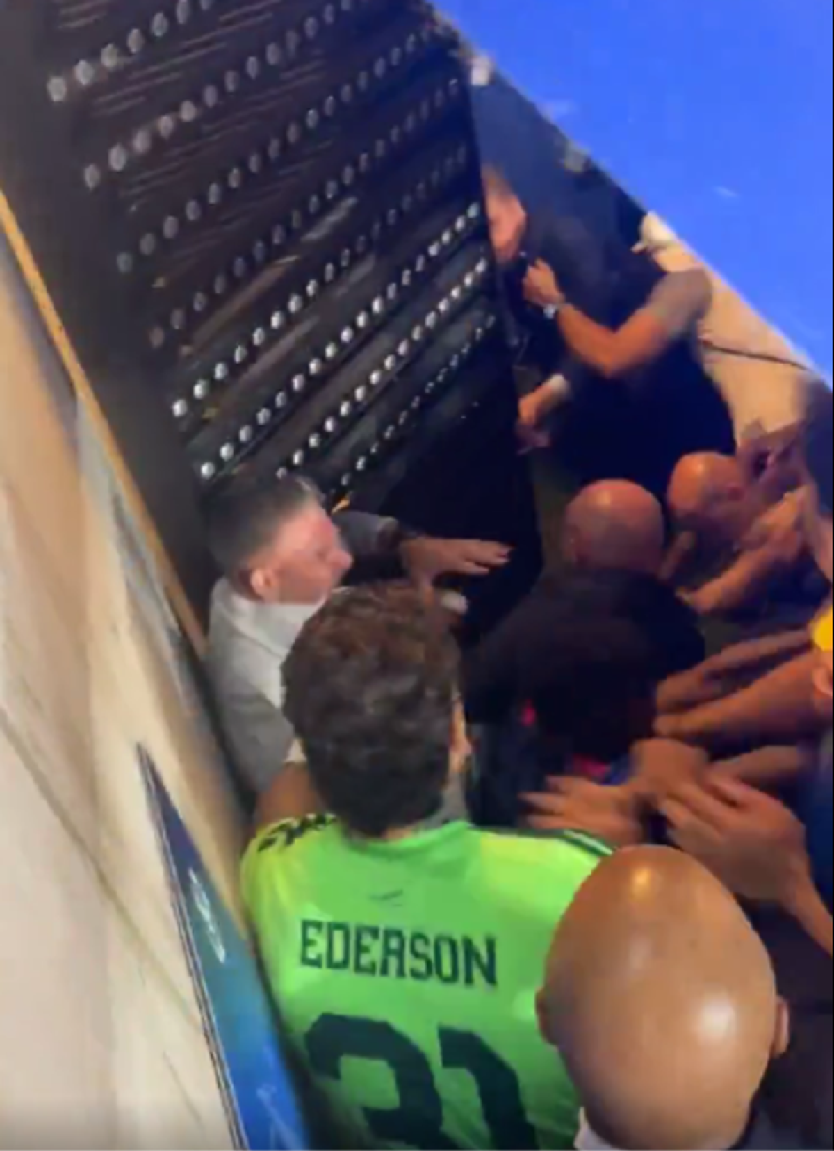 Scene scandaloase în Liga Campionilor » Guendouzi i-a provocat pe fani și a pornit o bătaie ca în filme