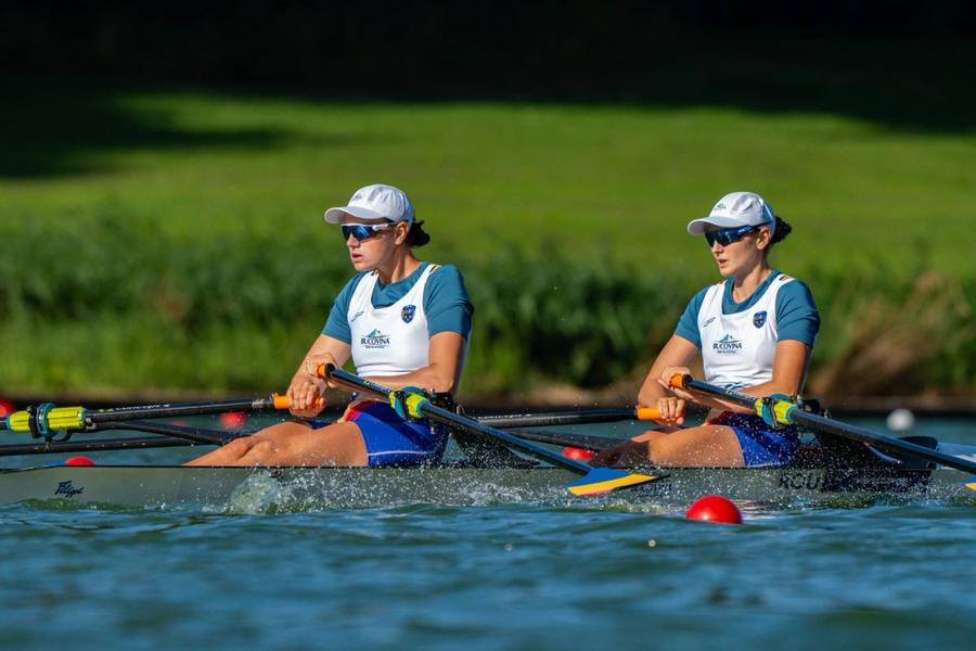 Alexandra Ungureanu și Mariana Dumitru în barca de dublu vâsle la CM 2026 Foto: FR Canotaj/Balint Czucz Trei bărci ale României sunt azi în luptă pentru calificarea în finale la Campionatele Mondiale de canotaj