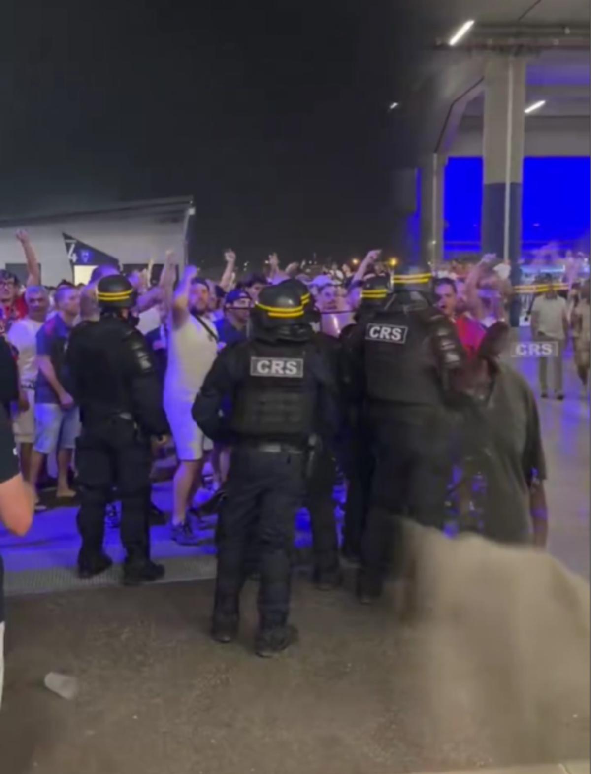 Scene scandaloase în Liga Campionilor » Guendouzi i-a provocat pe fani și a pornit o bătaie ca în filme
