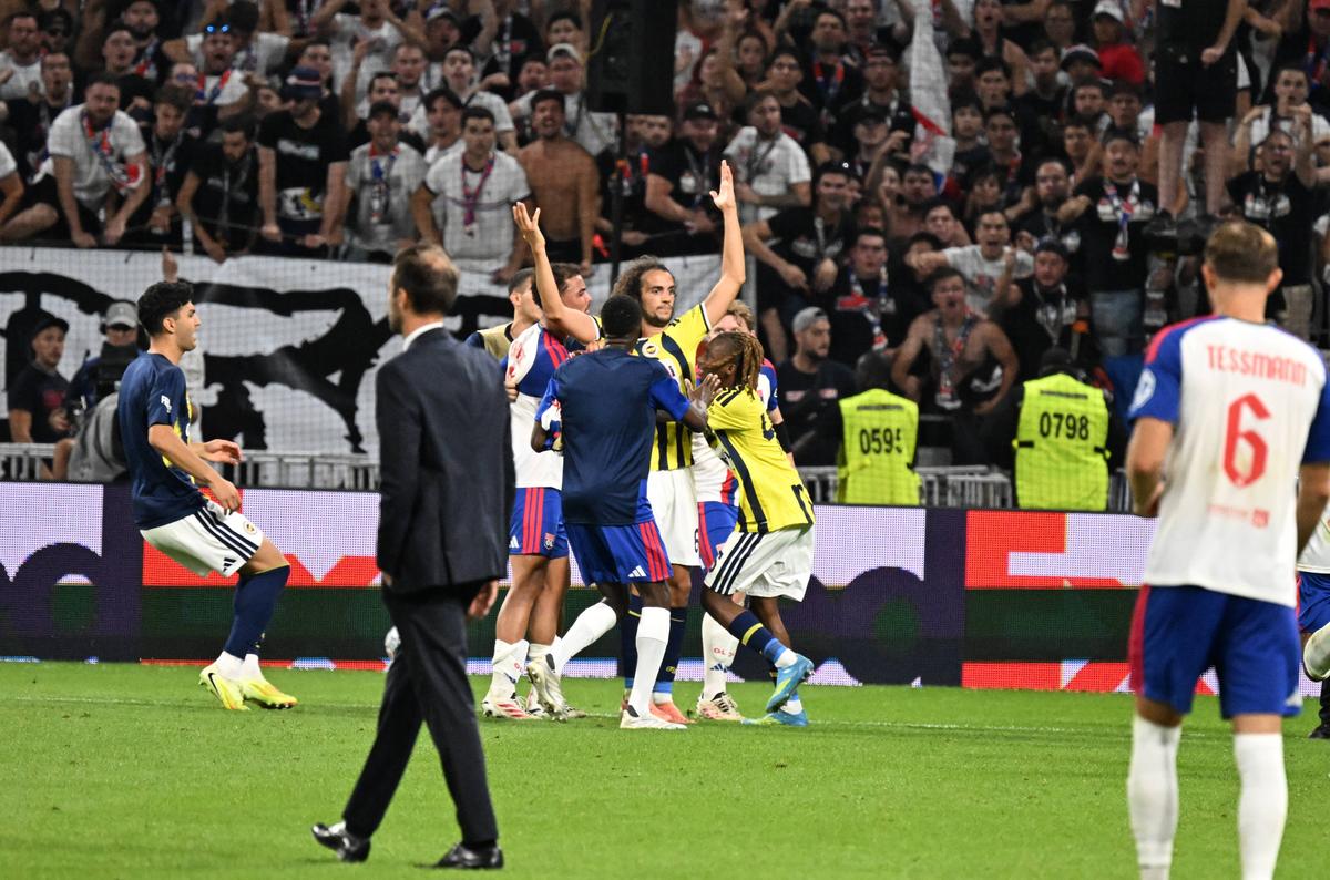 Scene scandaloase la finalul meciului Lyon - Fenerbahce