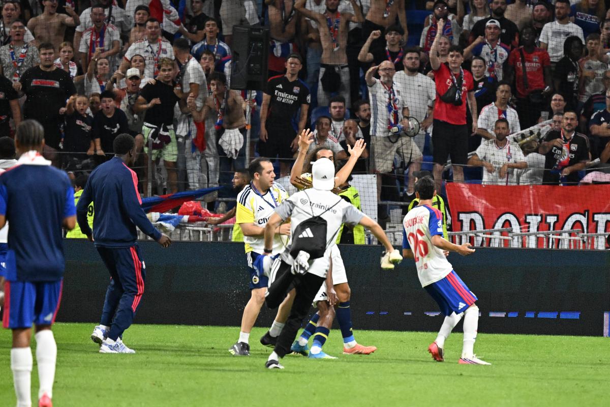 Scene scandaloase la finalul meciului Lyon - Fenerbahce