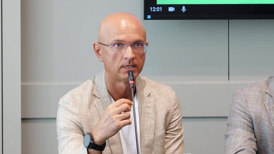 Orlando Nicoară Orlando Nicoară, directorul general EAD, se ia de primarul Ciucu: „A pierdut 500.000 de euro”
