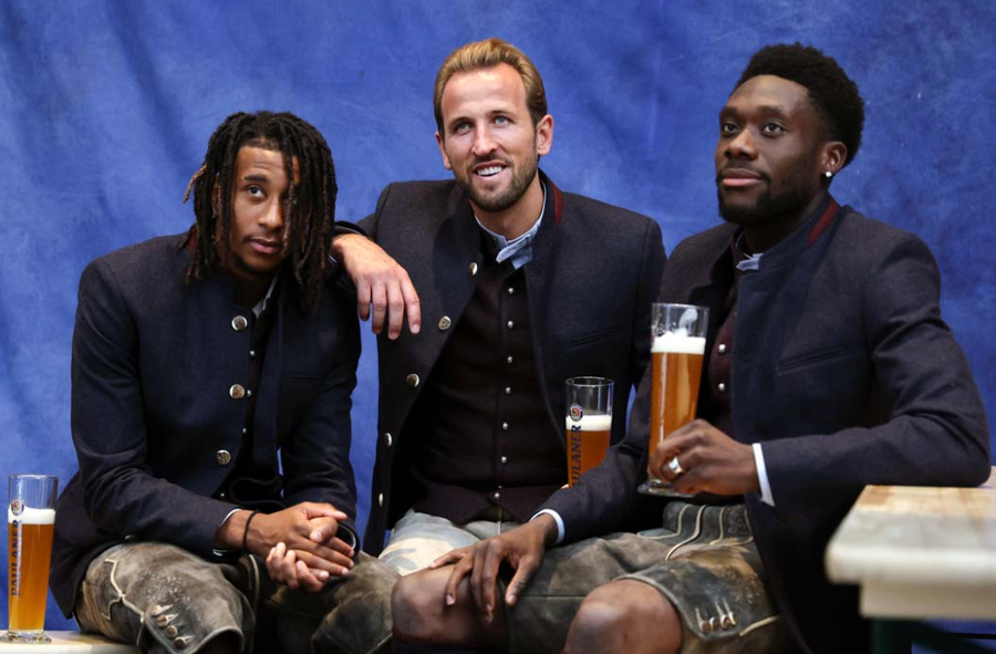 Michael Olise a întors capul ca să nu vadă halbele de bere din mâinile colegilor Harry Kane și Alphonso Davies / Foto: fcbayern.com Bayern a furat startul: s-a costumat deja pentru Oktoberfest » Reacția lui Michael Olise a atras atenția