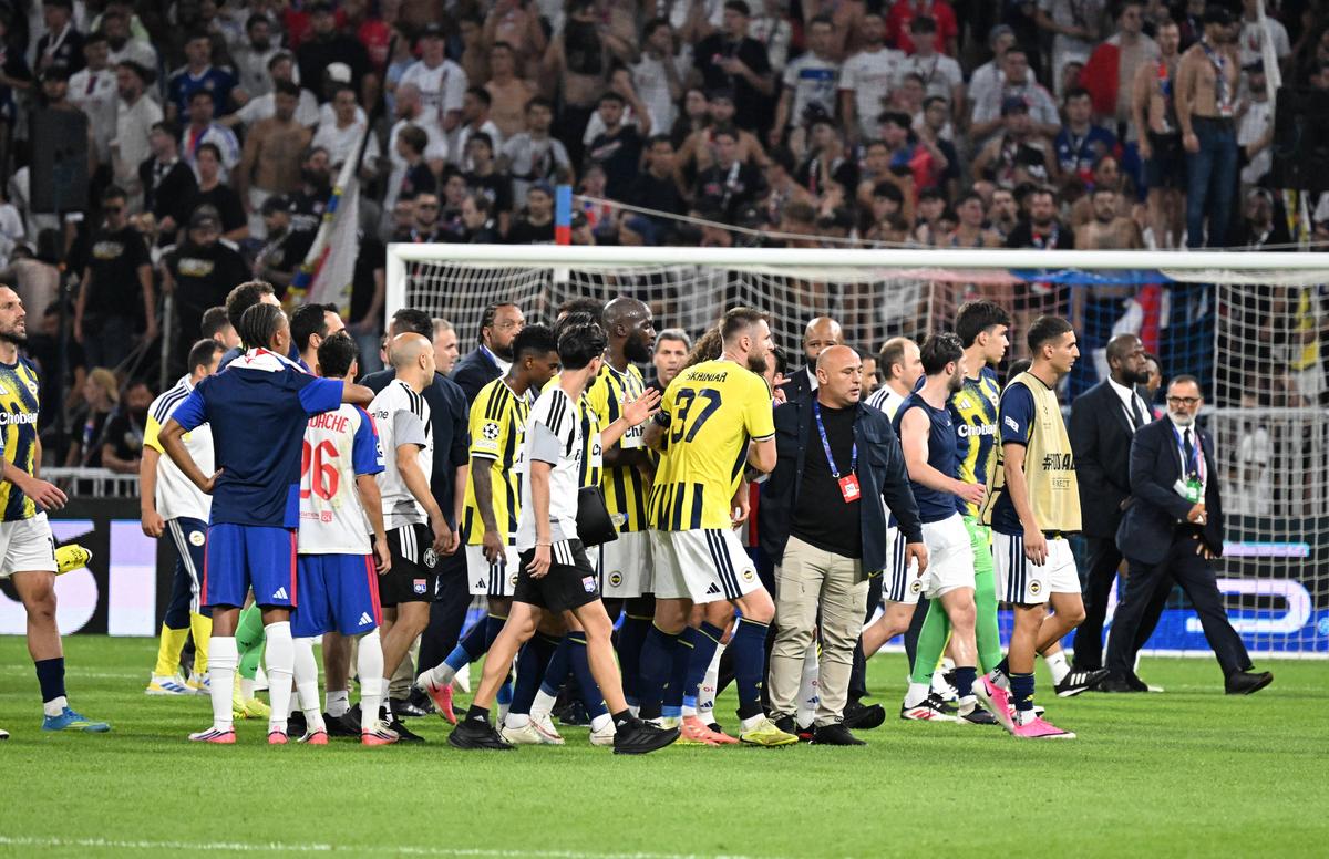 Scene scandaloase în Liga Campionilor » Guendouzi i-a provocat pe fani și a pornit o bătaie ca în filme