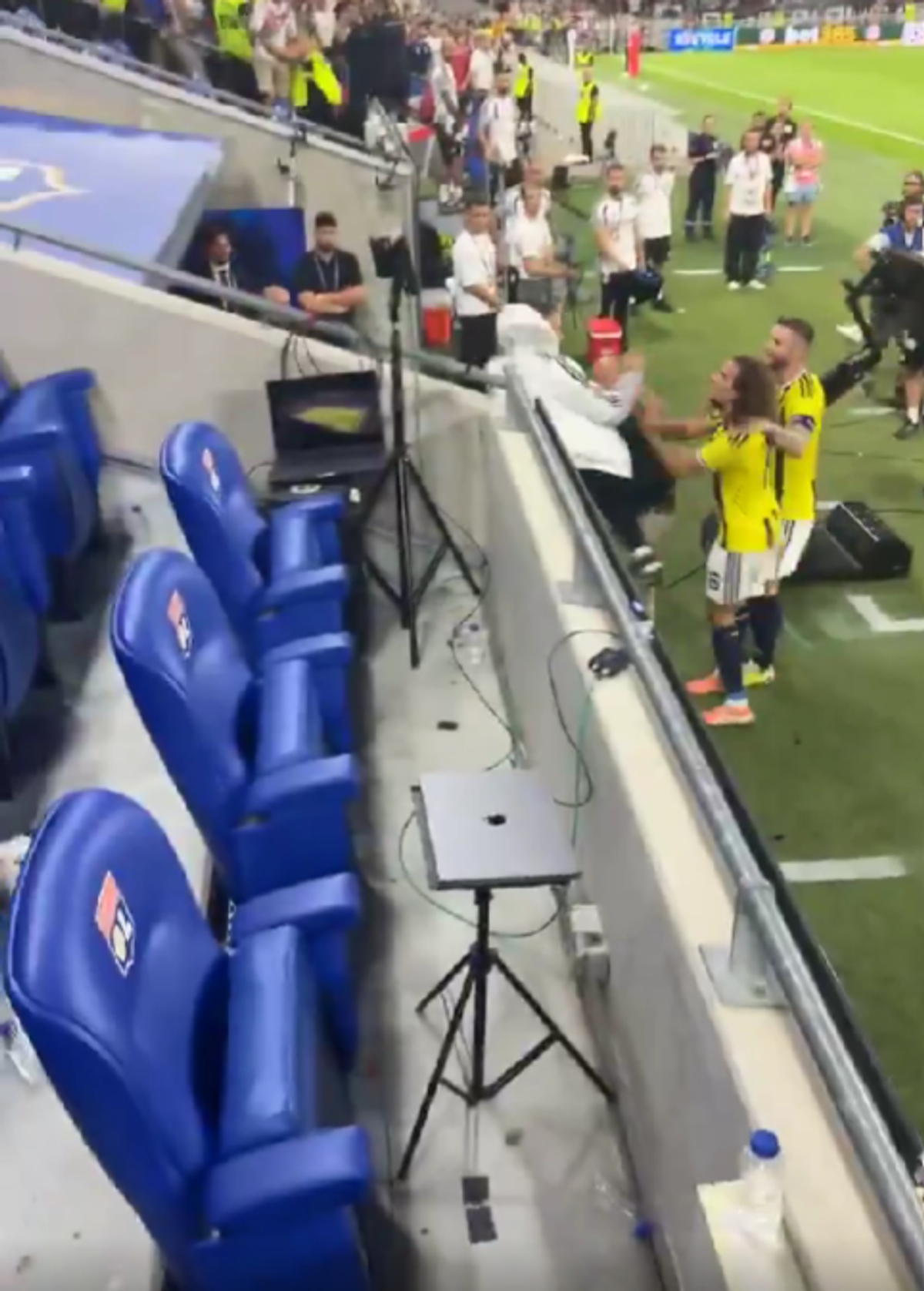 Scene scandaloase în Liga Campionilor » Guendouzi i-a provocat pe fani și a pornit o bătaie ca în filme