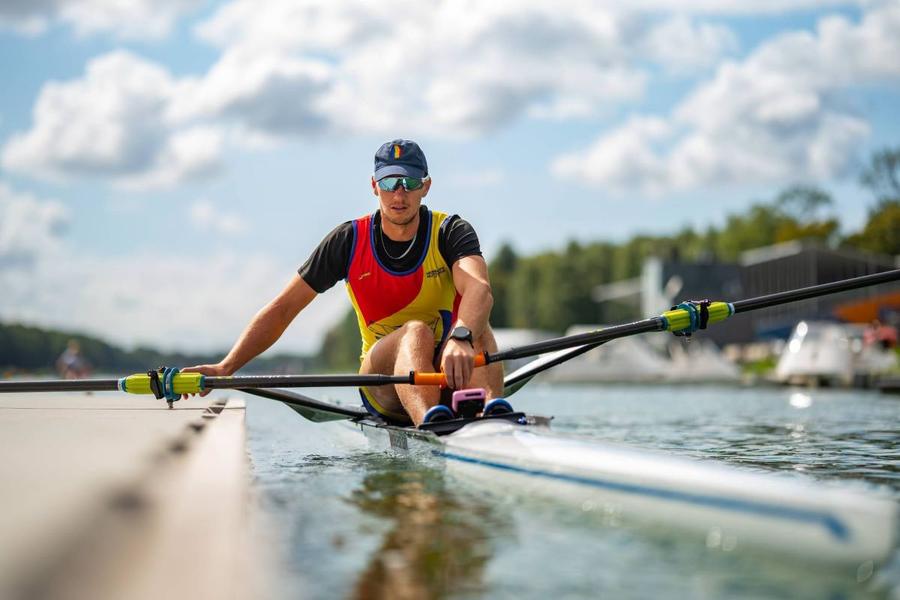 Mihai Chiruță la CM 2026 Foto: FR Canotaj/Balint Czucz Trei bărci ale României sunt azi în luptă pentru calificarea în finale la Campionatele Mondiale de canotaj