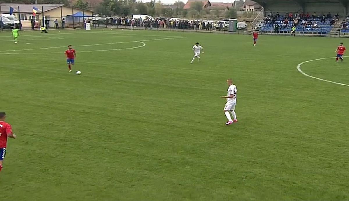 FOTO Au uitat de protocol: zeci de oameni în tribune la Comuna Recea - Rapid! Înghesuială și la gardul stadionului